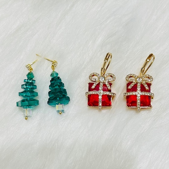 Set of 2 Crystal Christmas Tree & Bow Present Earrings Emerald Holiday Jewelry - Picture 1 of 6
